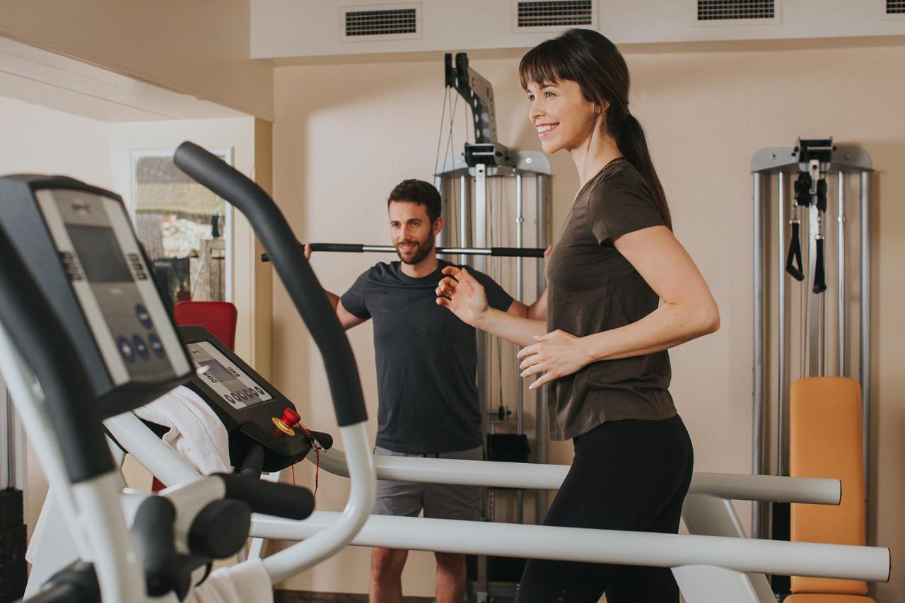 Ortner'S Resort Bad Füssing Exterior foto A personal trainer with a client